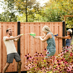 Hout-beton schutting glad